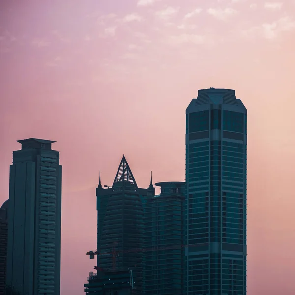 Skyline en wolkenkrabbers in Dubai. Veel hoge gebouwen bij zonsondergang, silhouetten van wolkenkrabbers — Stockfoto