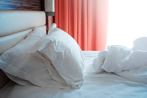 Δωμάτιο ξενοδοχείου πρωί, κρεβάτι μετά ύπνου, λευκά κλινοσκεπάσματα — Φωτογραφία Αρχείου