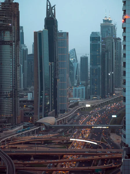 Kvällen panorama av en modern storstad, höga byggnader och motorväg — Stockfoto