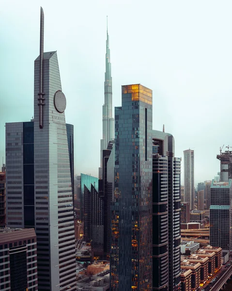 Ulicach dużego miasta nowoczesny. Wieżowce Dubaju — Zdjęcie stockowe