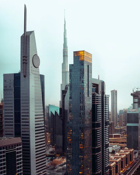 Straten van een grote, moderne stad. Wolkenkrabbers van Dubai — Stockfoto