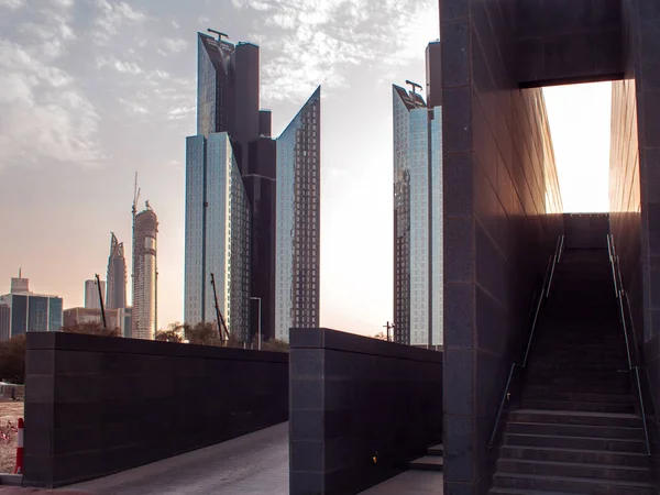 Calles de una gran ciudad moderna. Rascacielos de Dubai — Foto de Stock