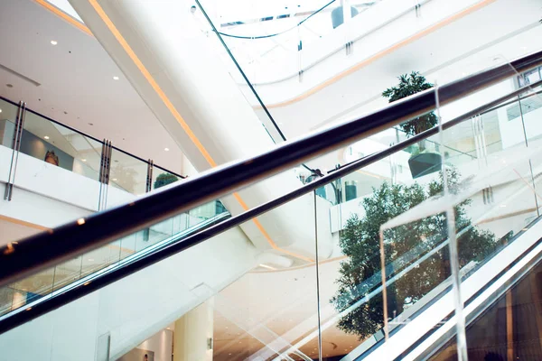 Dubai Mall, interiér obchodního centra s eskalátory ve světlém interiéru — Stock fotografie