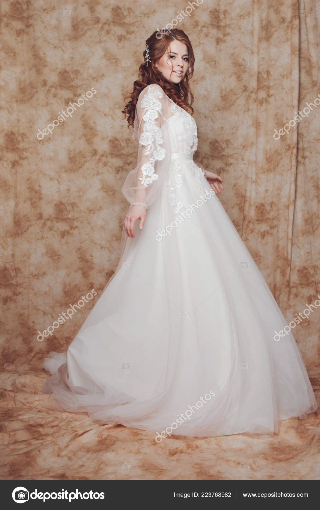긴 소매와 웨딩 드레스에 아름 답 고 낭만적인 신부. 웨딩 드레스에 젊은 빨간 머리 여자 — 스톡 사진 © KrisCole  #223768982, image size:1067x1700