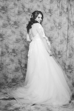 Güzel ve romantik gelin gelinlik uzun kollu. Gelinlik genç Kızıl saçlı kadın