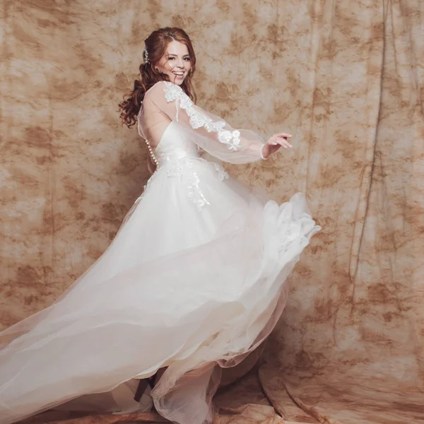 Belle mariée romantique en robe de mariée avec jupe légère et moelleuse. Jeune femme rousse en robe de mariée — Photo