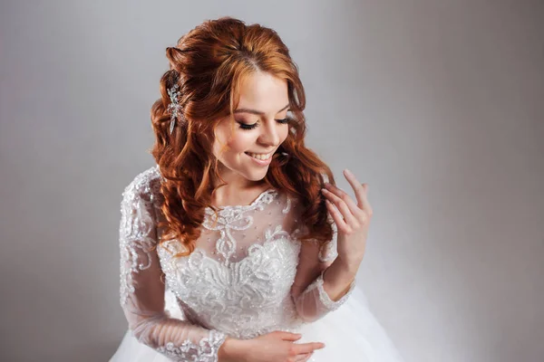 Retrato de una encantadora novia pelirroja, Studio, primer plano. Peinado y maquillaje de boda . — Foto de Stock