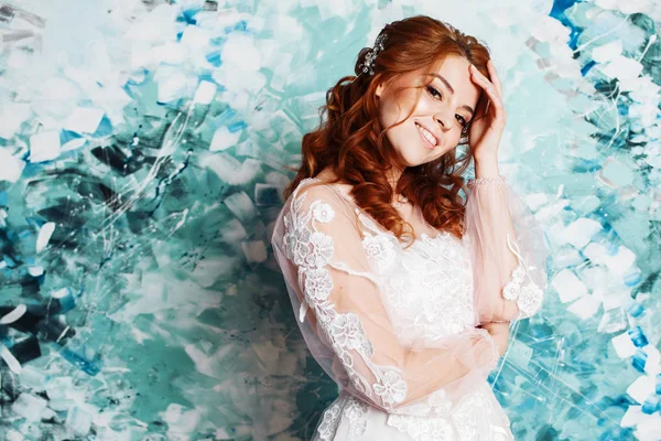 Bella e romantica sposa in abito da sposa con maniche lunghe. Giovane donna rossa in abito da sposa — Foto Stock