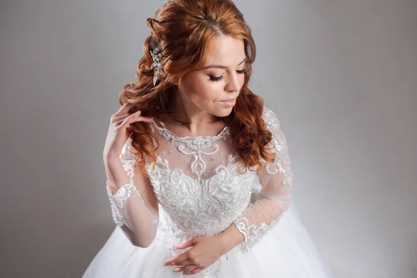 Retrato de una encantadora novia pelirroja, Studio, primer plano. Peinado y maquillaje de boda . — Foto de Stock