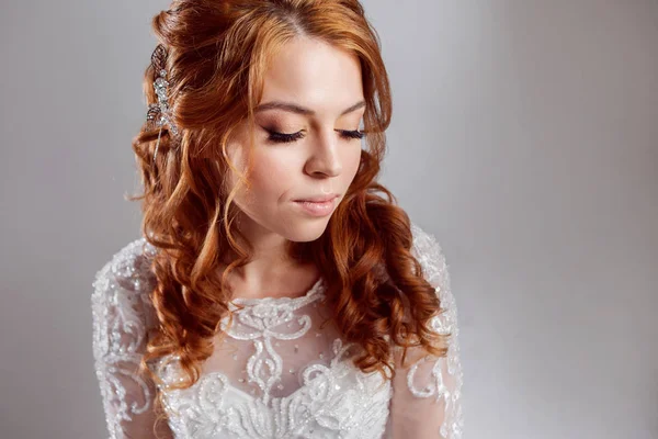 Retrato de una encantadora novia pelirroja, Studio, primer plano. Peinado y maquillaje de boda . — Foto de Stock