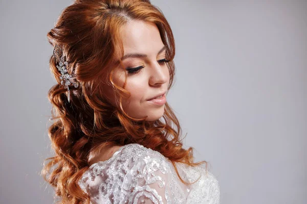 Retrato de uma noiva de cabelos vermelhos encantadora, Estúdio, close-up. Penteado de casamento e maquiagem . — Fotografia de Stock