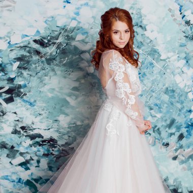 Güzel ve romantik gelin gelinlik uzun kollu. Gelinlik genç Kızıl saçlı kadın