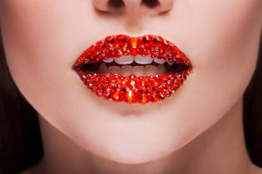 Kırmızı dudaklar rhinestones ile kaplı. Dudaklarında kırmızı ruj ile güzel kadın