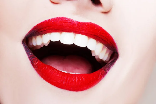 Feliz sonrisa, lápiz labial rojo, dientes blancos, maquillaje elegante brillante , — Foto de Stock
