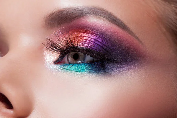 Helder oog make-up. Roze en blauwe kleur, gekleurde oogschaduw. — Stockfoto