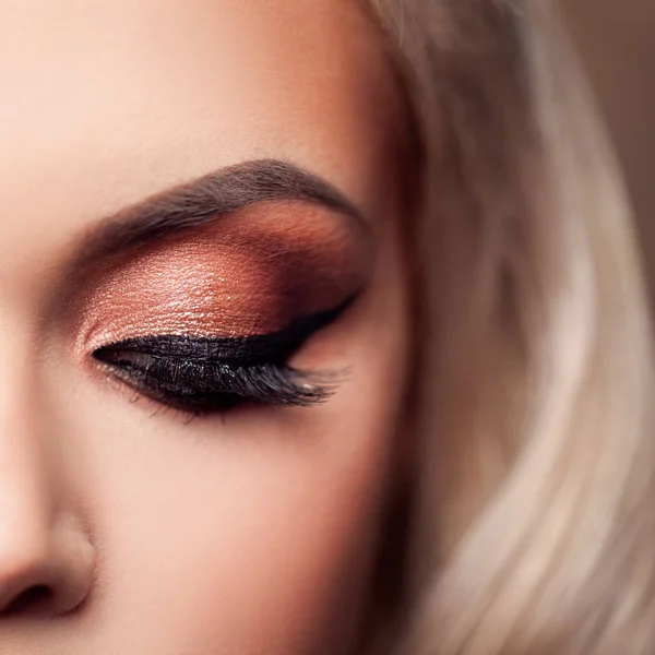 Vrouwelijke oog met avond make-up. Lichte make-up, oogschaduw en lashes — Stockfoto