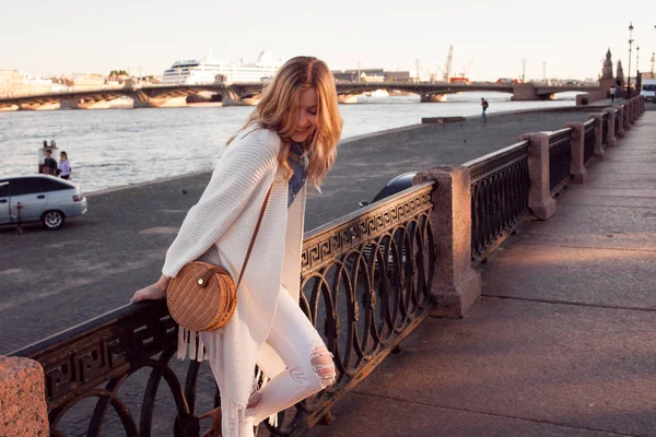 Portrait de femme souriante dans un cardigan blanc. Rire fille sur le fond de la rue — Photo