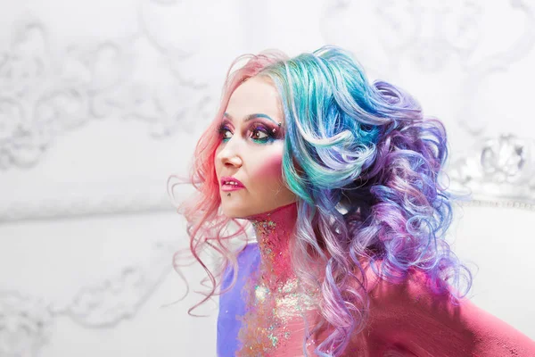 Krásná žena s světlé vlasy. Barva vlasů — Stock fotografie