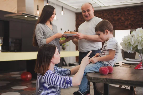 Cena familiar. Familia recibe invitados, una reunión festiva — Foto de Stock