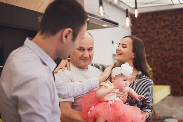 Сімейна вечеря. Сім'я приймає гостей, святкову зустріч — стокове фото