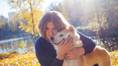 Genç kadın bir yürüyüş ile onun köpek doğurmak Akita Inu