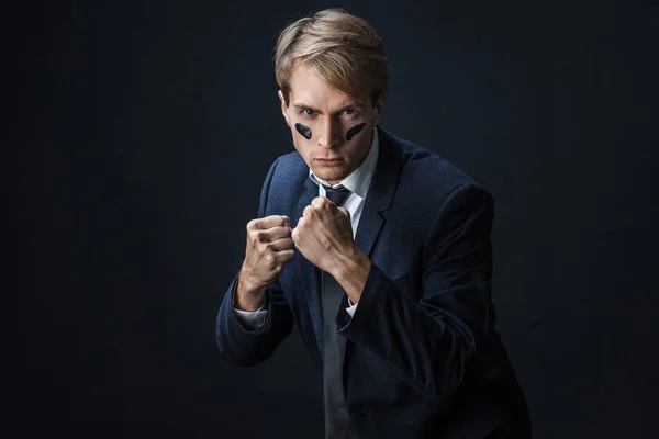 Homem de negócios com tinta de guerra na cara. Conceito de gestão de riscos . — Fotografia de Stock