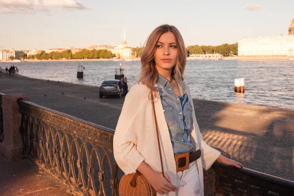 Portrait de femme souriante dans un cardigan blanc. Rire fille sur le fond de la rue — Photo