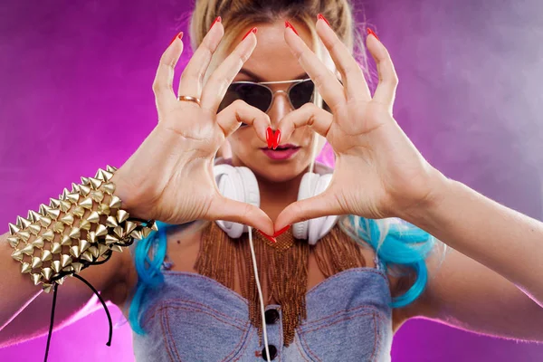 Disco girl shows hands sign heart. Retro style — Stock Photo, Image