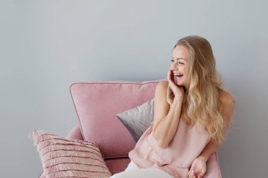 Genç dostu kadın bir defterde elleri ile bir sandalyede oturuyor. Güzel bir arkadaşı.