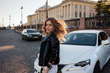 Güzel ve şık genç sarışın kadın. Portre arabasının arka plan üzerinde