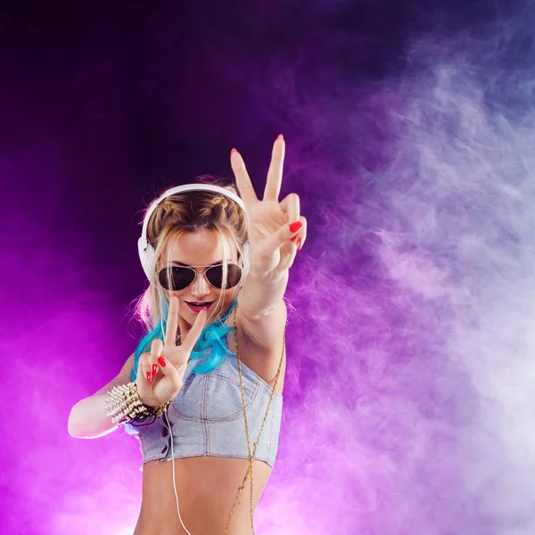 Young fashionable girl in disco style. Listening music and enjoying. Retro style — Stock Photo, Image