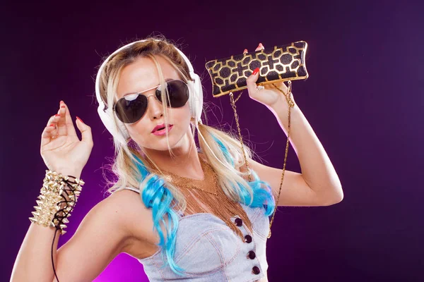 Jeune fille à la mode dans le style disco. Écouter de la musique et profiter. Style rétro — Photo