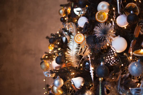 Vánoční pozadí, stylové vánoční strom černé a zlaté barvy. Jemný obraz — Stock fotografie
