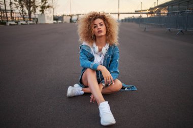 Gür saçlı, açık havada güzel ve neşeli genç kadın