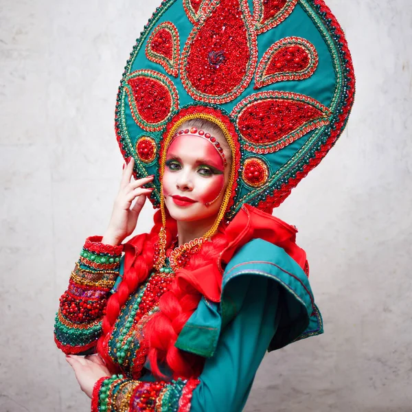 Chica con un tocado. hermosa mujer joven en un traje ruso estilizado —  Fotos de Stock