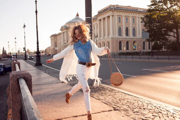 Portrait de femme souriante dans un cardigan blanc. Rire fille sur le fond de la rue — Photo