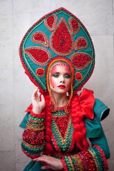 Flicka i en huvudbonad. vacker ung kvinna i en stiliserad rysk passar — Stockfoto
