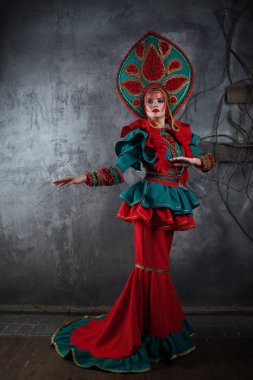 Bir headdress kız. güzel genç kadın bir stilize Rusça uygun