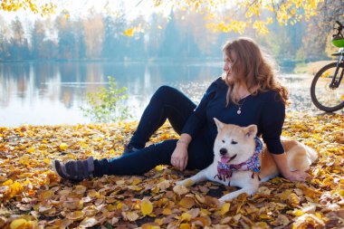 Genç kadın bir yürüyüş ile onun köpek doğurmak Akita Inu