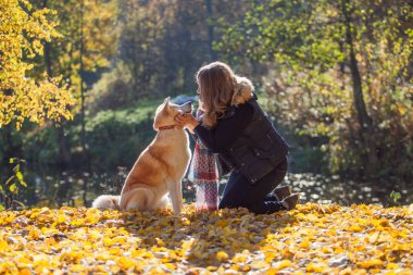 Genç kadın bir yürüyüş ile onun köpek doğurmak Akita Inu