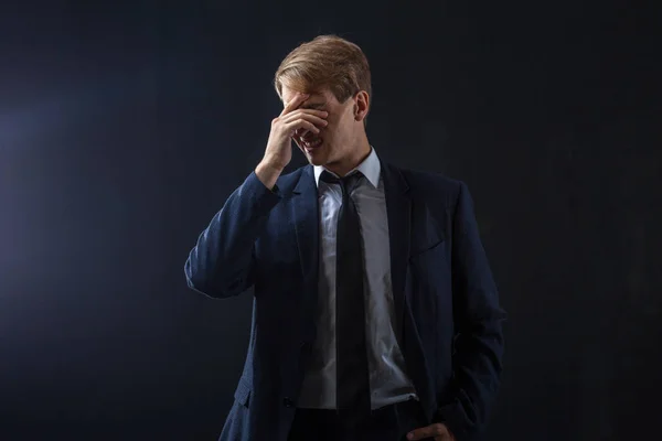 Hombre de negocios deprimido. Deprimido y confuso, problemas de trabajo y crisis económica . —  Fotos de Stock