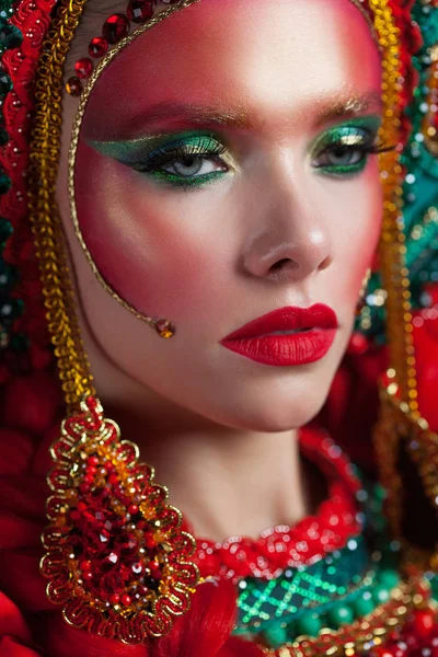 頭に被るもので女の子。様式化されたロシアの美しい若い女性をスーツします。 — ストック写真