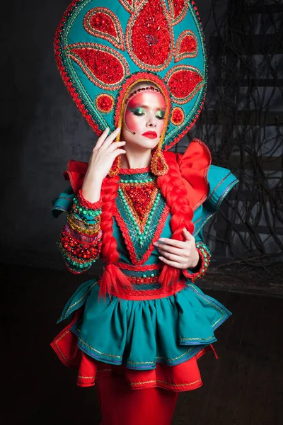 Rapariga de cabeça. bela jovem mulher em um terno russo estilizado — Fotografia de Stock