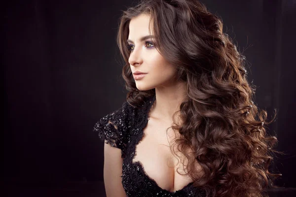 Portrait of a young attractive woman with gorgeous curly hair. Attractive brunette. — Stock Photo, Image