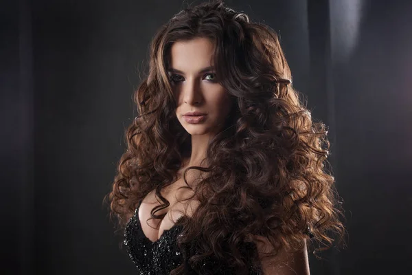 Portrait of a young attractive woman with gorgeous curly hair. Attractive brunette. — Stock Photo, Image