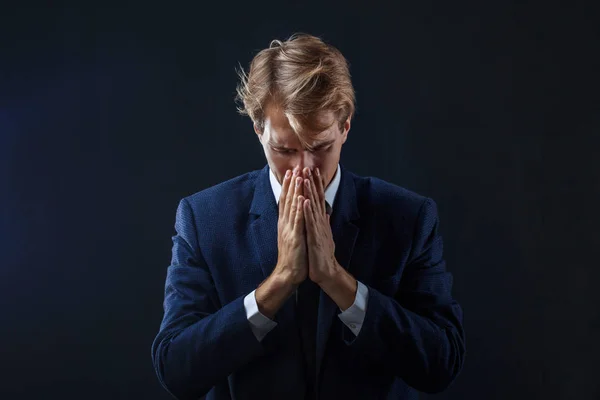 Hombre de negocios deprimido. Deprimido y confuso, problemas de trabajo y crisis económica . — Foto de Stock