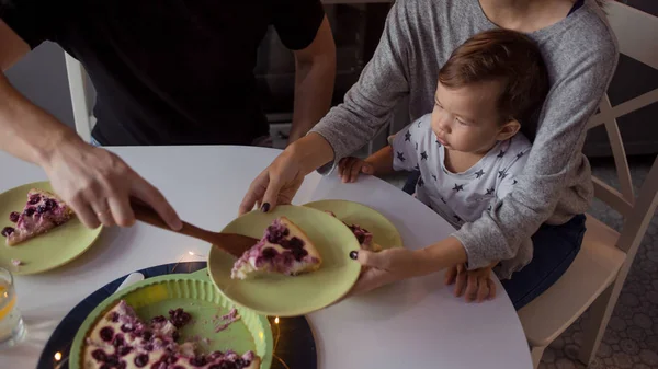 Cena familiar, Padre mamá y bebé en casa en la cocina . — Foto de Stock