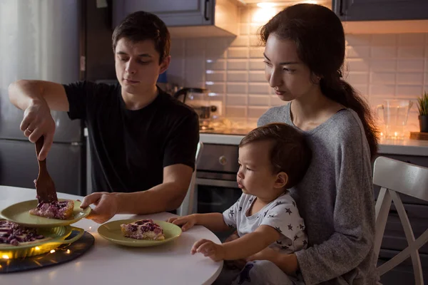 Joven familia feliz para una cena festiva . — Foto de Stock