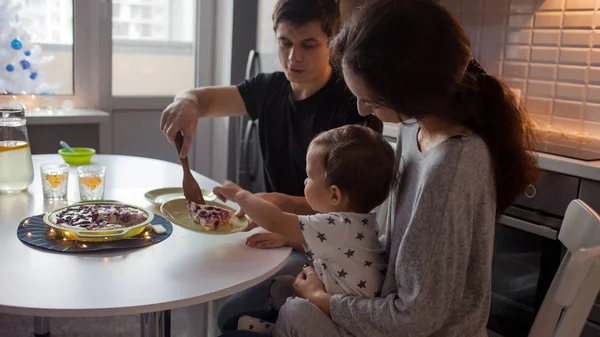 Joven familia feliz para una cena festiva . — Foto de Stock