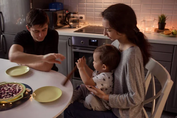 Cena familiar, Padre mamá y bebé en casa en la cocina . — Foto de Stock